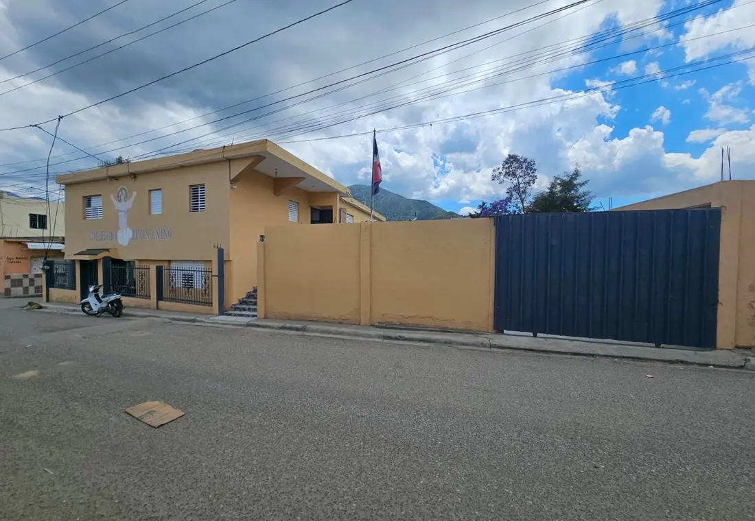 Fachada principal del Colegio Divino Niño