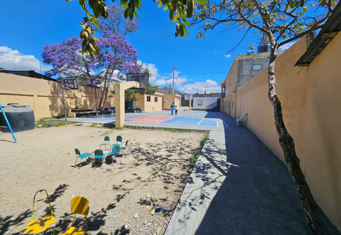Patio y espacios de convivencia del Colegio Divino Niño